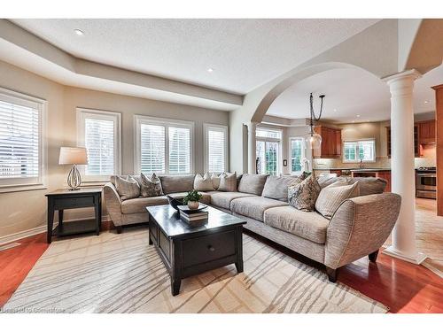 2514 Nicklaus Court, Burlington, ON - Indoor Photo Showing Living Room