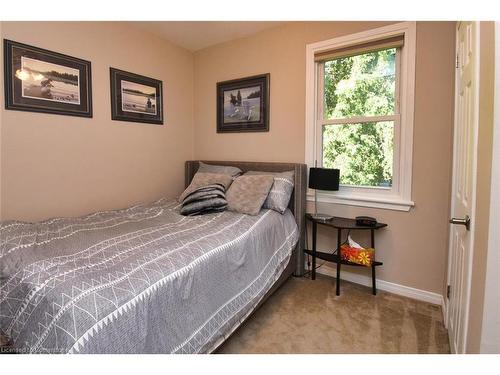 174 East 12Th Street, Hamilton, ON - Indoor Photo Showing Bedroom