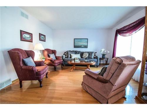 208 Forest Street E, Dunnville, ON - Indoor Photo Showing Living Room