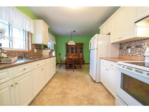 208 Forest Street E, Dunnville, ON - Indoor Photo Showing Kitchen With Double Sink