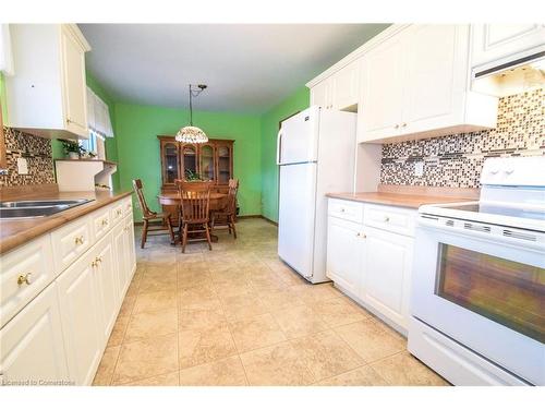 208 Forest Street E, Dunnville, ON - Indoor Photo Showing Kitchen With Double Sink