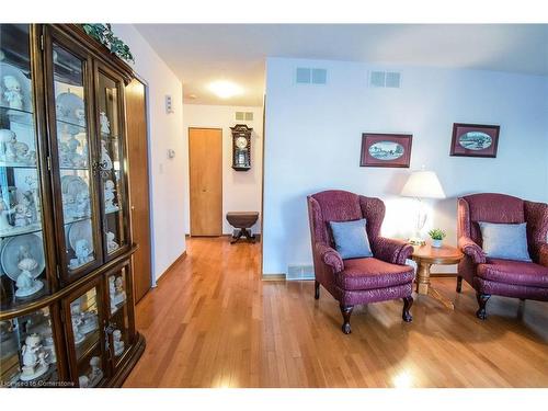 208 Forest Street E, Dunnville, ON - Indoor Photo Showing Living Room