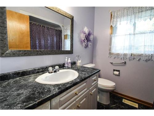 208 Forest Street E, Dunnville, ON - Indoor Photo Showing Bathroom