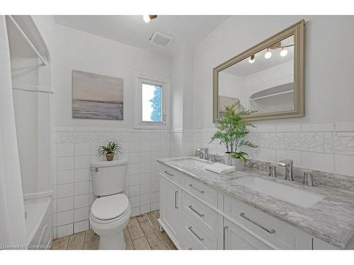 226 Balsam Avenue S, Hamilton, ON - Indoor Photo Showing Bathroom