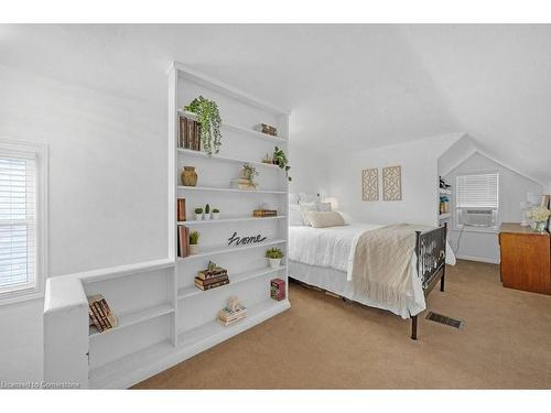 226 Balsam Avenue S, Hamilton, ON - Indoor Photo Showing Bedroom