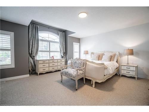 97 Chartwell Circle, Hamilton, ON - Indoor Photo Showing Bedroom