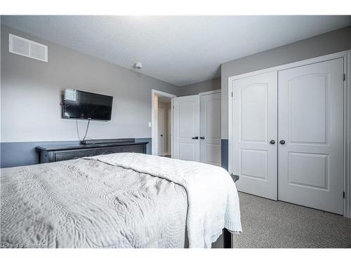 97 Chartwell Circle, Hamilton, ON - Indoor Photo Showing Bedroom