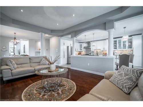 97 Chartwell Circle, Hamilton, ON - Indoor Photo Showing Living Room