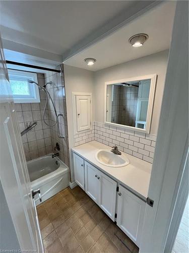 146 Cumberland Avenue, Hamilton, ON - Indoor Photo Showing Bathroom