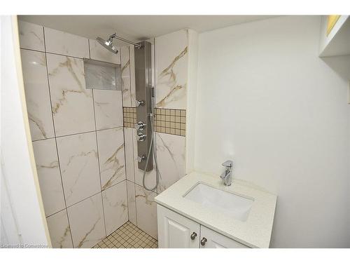 154 Park Street N, Hamilton, ON - Indoor Photo Showing Bathroom