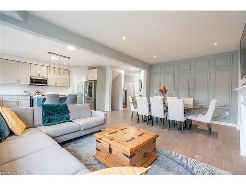 4073 Thomas Street, Beamsville, ON - Indoor Photo Showing Living Room