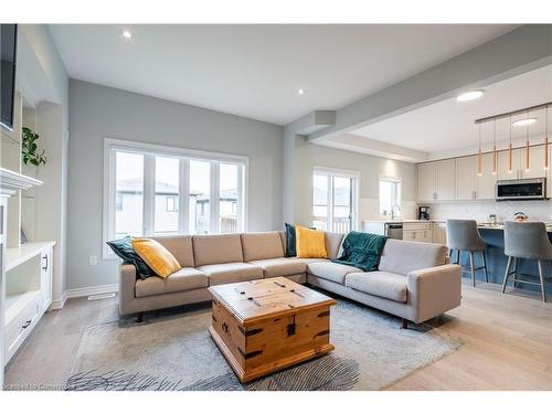 4073 Thomas Street, Beamsville, ON - Indoor Photo Showing Living Room