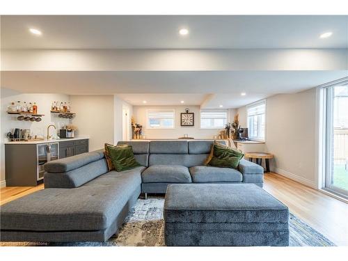 4073 Thomas Street, Beamsville, ON - Indoor Photo Showing Living Room