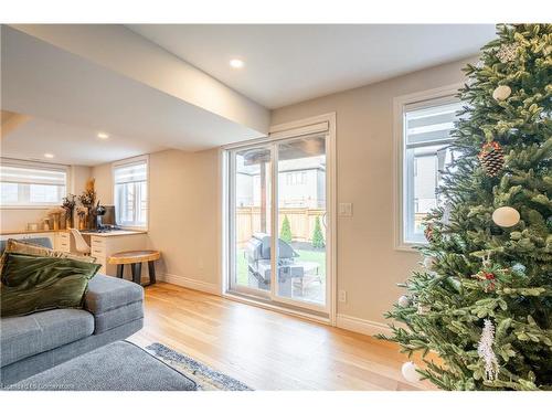 4073 Thomas Street, Beamsville, ON - Indoor Photo Showing Living Room