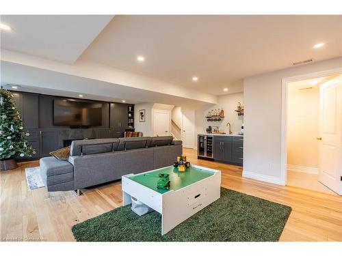 4073 Thomas Street, Beamsville, ON - Indoor Photo Showing Living Room