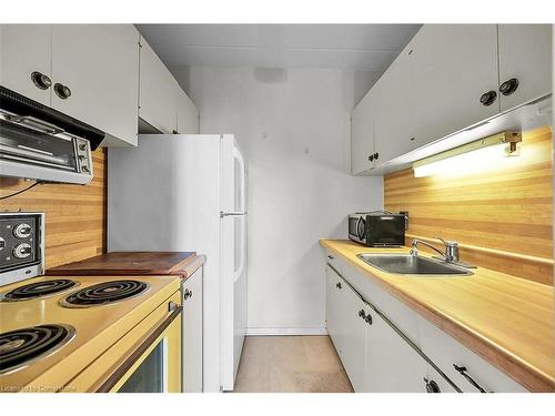 304-107 St. Joseph'S Drive, Hamilton, ON - Indoor Photo Showing Kitchen