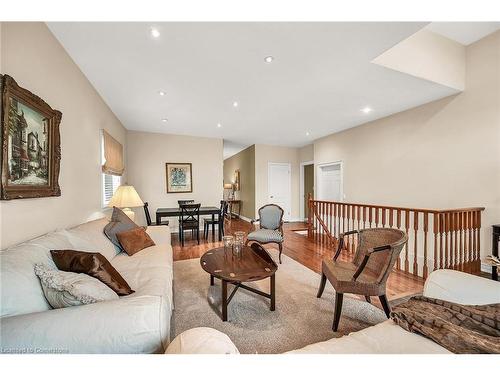 4531 Frances Crescent, Beamsville, ON - Indoor Photo Showing Living Room