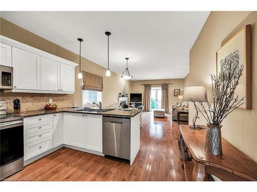 4531 Frances Crescent, Beamsville, ON - Indoor Photo Showing Kitchen With Upgraded Kitchen