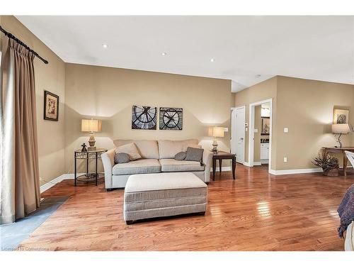 4531 Frances Crescent, Beamsville, ON - Indoor Photo Showing Living Room