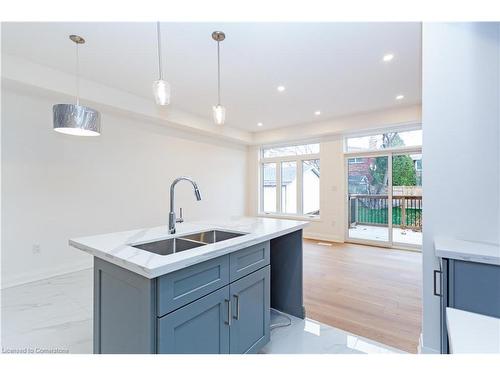 29 Dana Drive, Hamilton, ON - Indoor Photo Showing Kitchen With Double Sink With Upgraded Kitchen