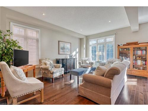 42 Oakhaven Place, Ancaster, ON - Indoor Photo Showing Living Room