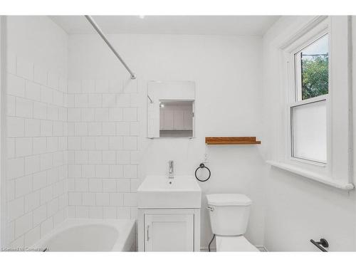 1-176 Darling Street, Brantford, ON - Indoor Photo Showing Bathroom