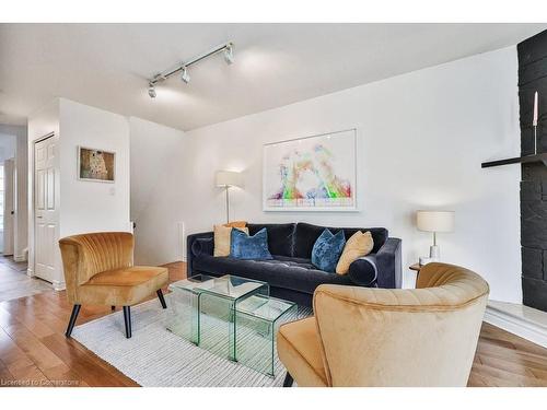 110-3333 New Street, Burlington, ON - Indoor Photo Showing Living Room