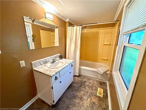 173 Canterbury Street, Ingersoll, ON - Indoor Photo Showing Bathroom