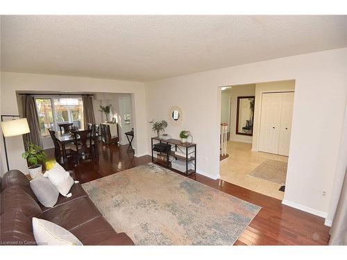 570 Harmony Avenue, Burlington, ON - Indoor Photo Showing Living Room