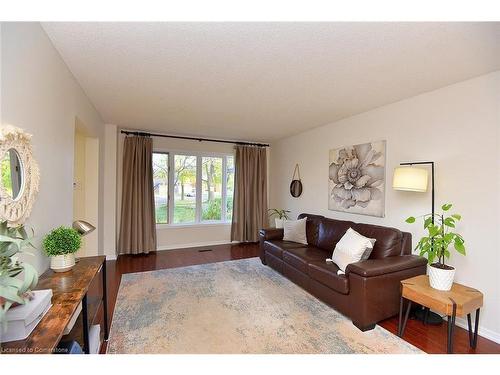 570 Harmony Avenue, Burlington, ON - Indoor Photo Showing Living Room