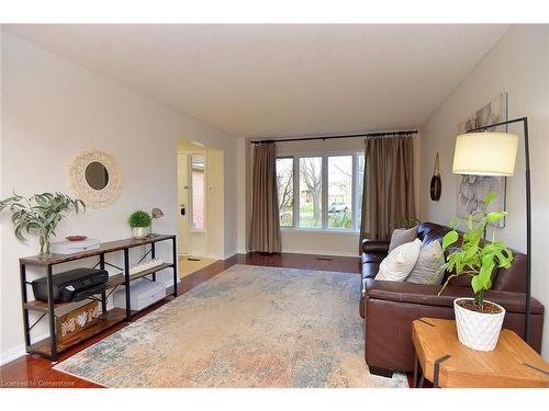 570 Harmony Avenue, Burlington, ON - Indoor Photo Showing Living Room