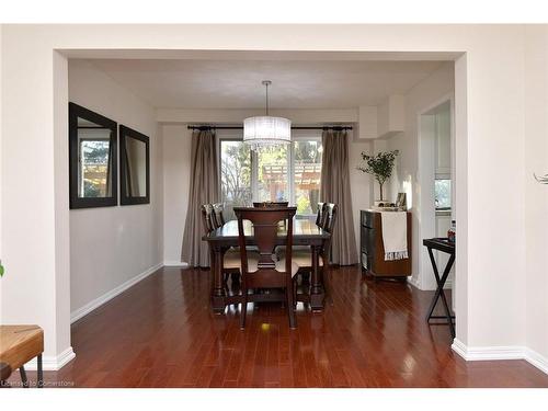 570 Harmony Avenue, Burlington, ON - Indoor Photo Showing Dining Room