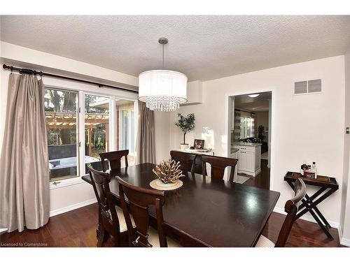 570 Harmony Avenue, Burlington, ON - Indoor Photo Showing Dining Room