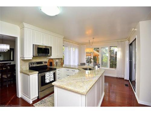 570 Harmony Avenue, Burlington, ON - Indoor Photo Showing Kitchen