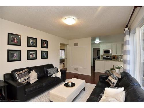 570 Harmony Avenue, Burlington, ON - Indoor Photo Showing Living Room