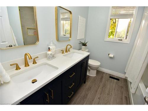 570 Harmony Avenue, Burlington, ON - Indoor Photo Showing Bathroom