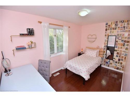 570 Harmony Avenue, Burlington, ON - Indoor Photo Showing Bedroom