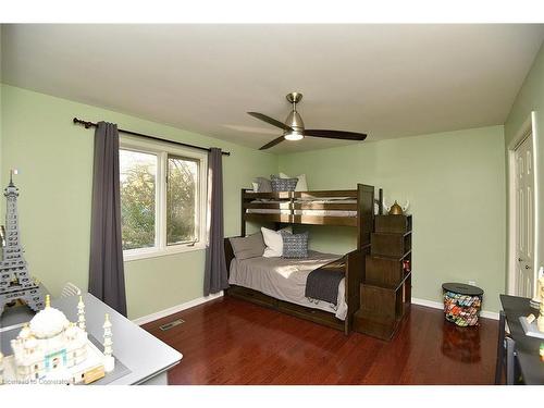 570 Harmony Avenue, Burlington, ON - Indoor Photo Showing Bedroom