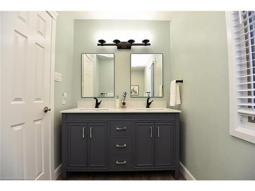 570 Harmony Avenue, Burlington, ON - Indoor Photo Showing Bathroom