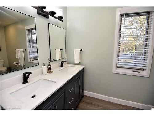 570 Harmony Avenue, Burlington, ON - Indoor Photo Showing Bathroom