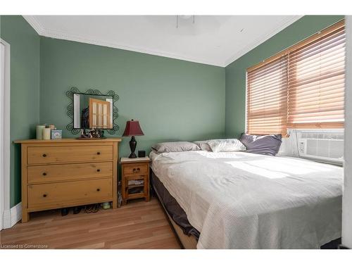 552 Quebec Street, Hamilton, ON - Indoor Photo Showing Bedroom