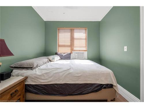 552 Quebec Street, Hamilton, ON - Indoor Photo Showing Bedroom