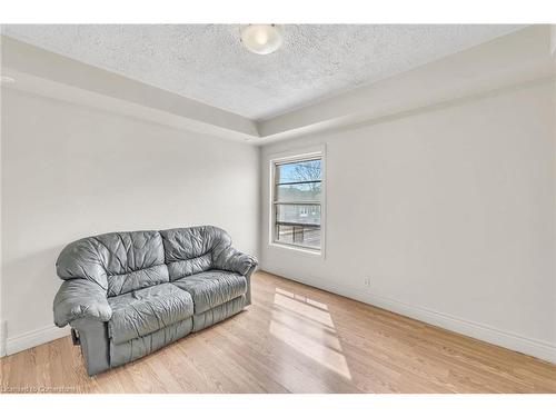 1367 Cannon Street E, Hamilton, ON - Indoor Photo Showing Living Room