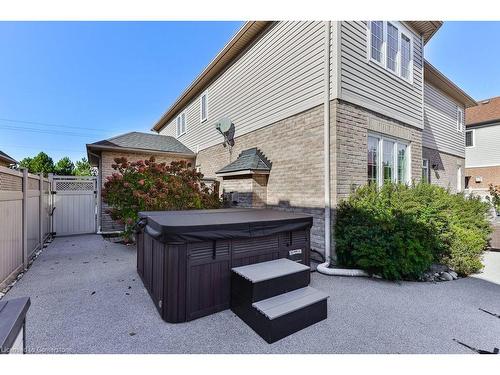 2557 Armour Crescent, Burlington, ON - Outdoor