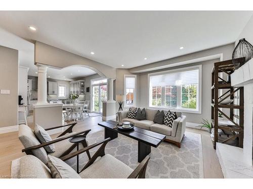 2557 Armour Crescent, Burlington, ON - Indoor Photo Showing Living Room