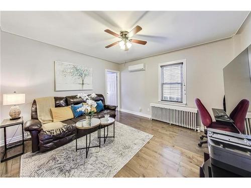 4 Martin Street, Thorold, ON - Indoor Photo Showing Living Room