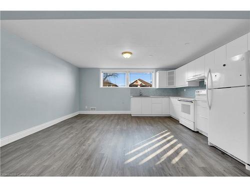 Lower Suite-33 Dana Drive, Hamilton, ON - Indoor Photo Showing Kitchen