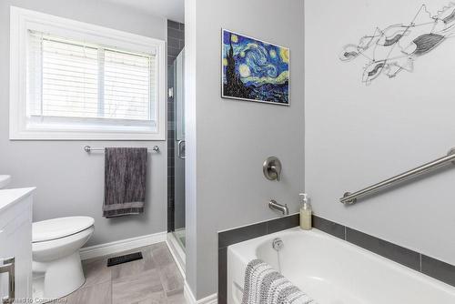 10 Valleydale Court, Hamilton, ON - Indoor Photo Showing Bathroom