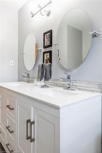 10 Valleydale Court, Hamilton, ON - Indoor Photo Showing Bathroom