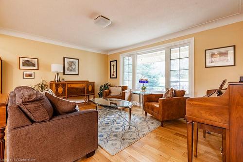 10 Valleydale Court, Hamilton, ON - Indoor Photo Showing Living Room